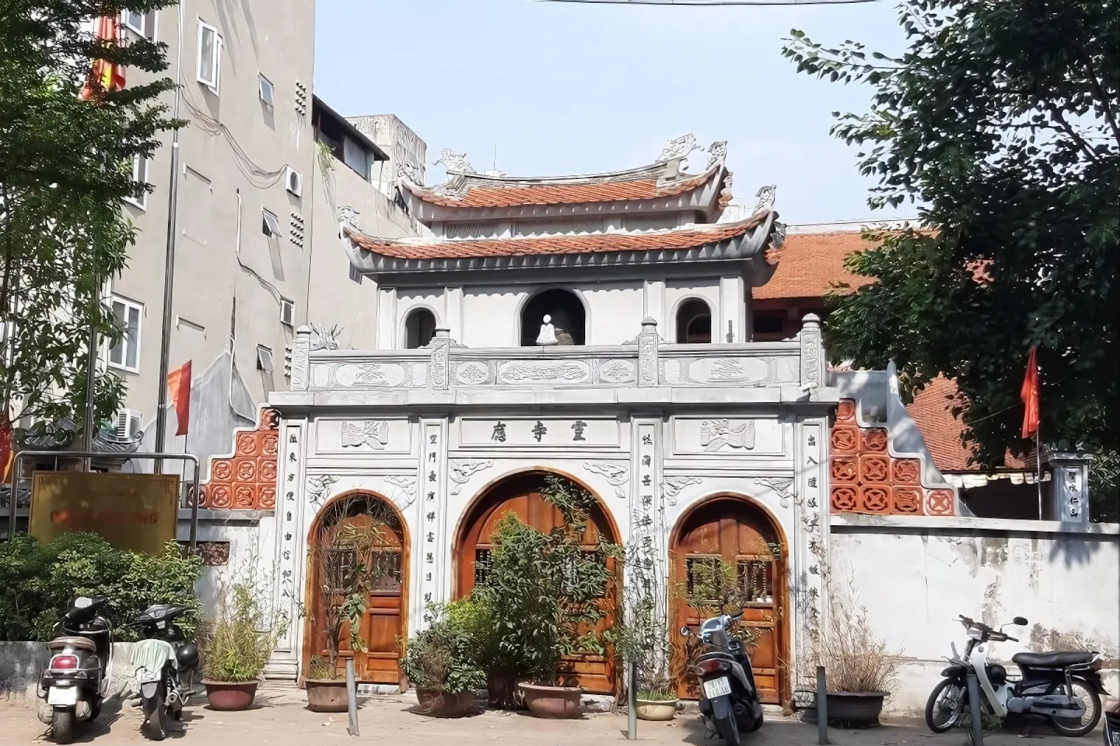 Chùa Linh Ứng là một ngôi chùa cổ kính nằm giữa lòng Hà Nội, mang đậm dấu ấn kiến trúc truyền thống Bắc Bộ